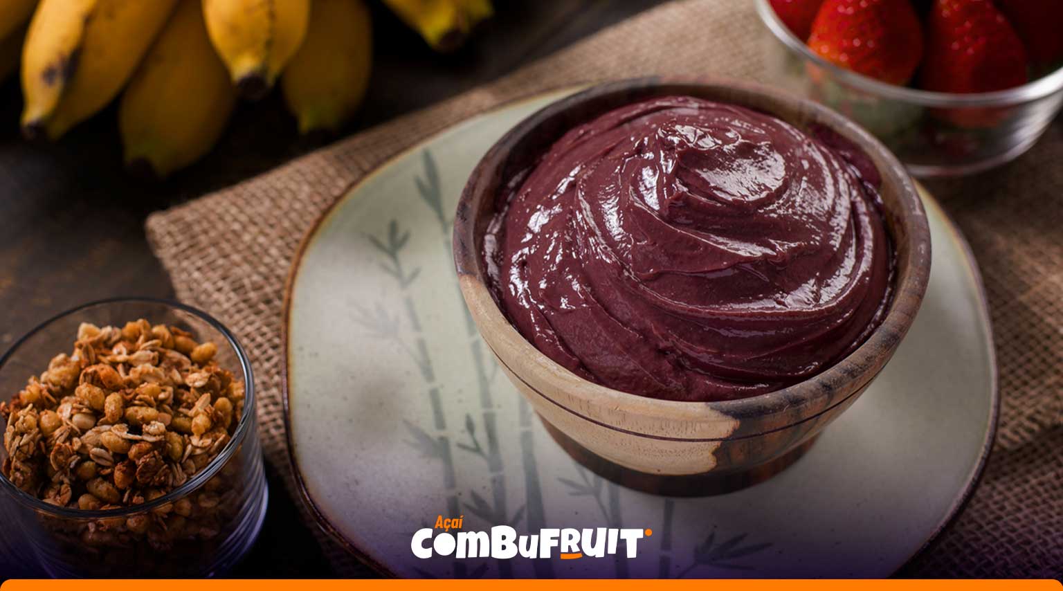 Frutos de açaí roxos e maduros amontoados logo após a colheita no Pará.