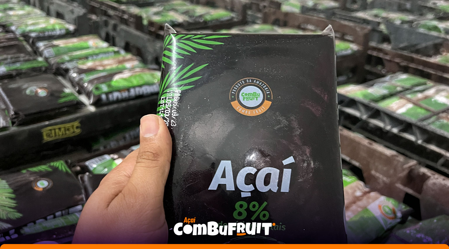 Pessoa segurando embalagem de açaí Combu Fruit