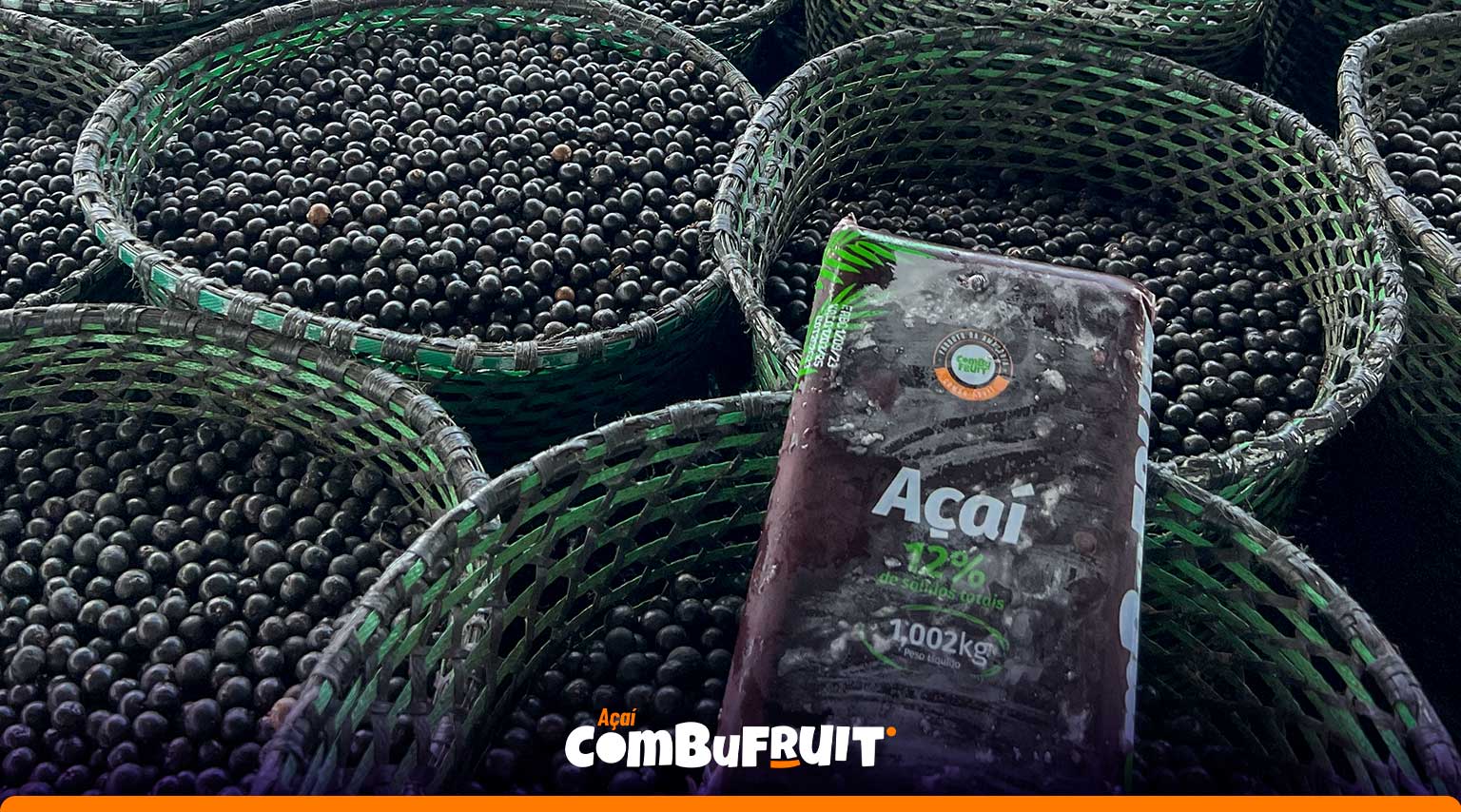 Pacote de polpa de açaí Combu Fruit em meio a matéria-prima recém-colhida
