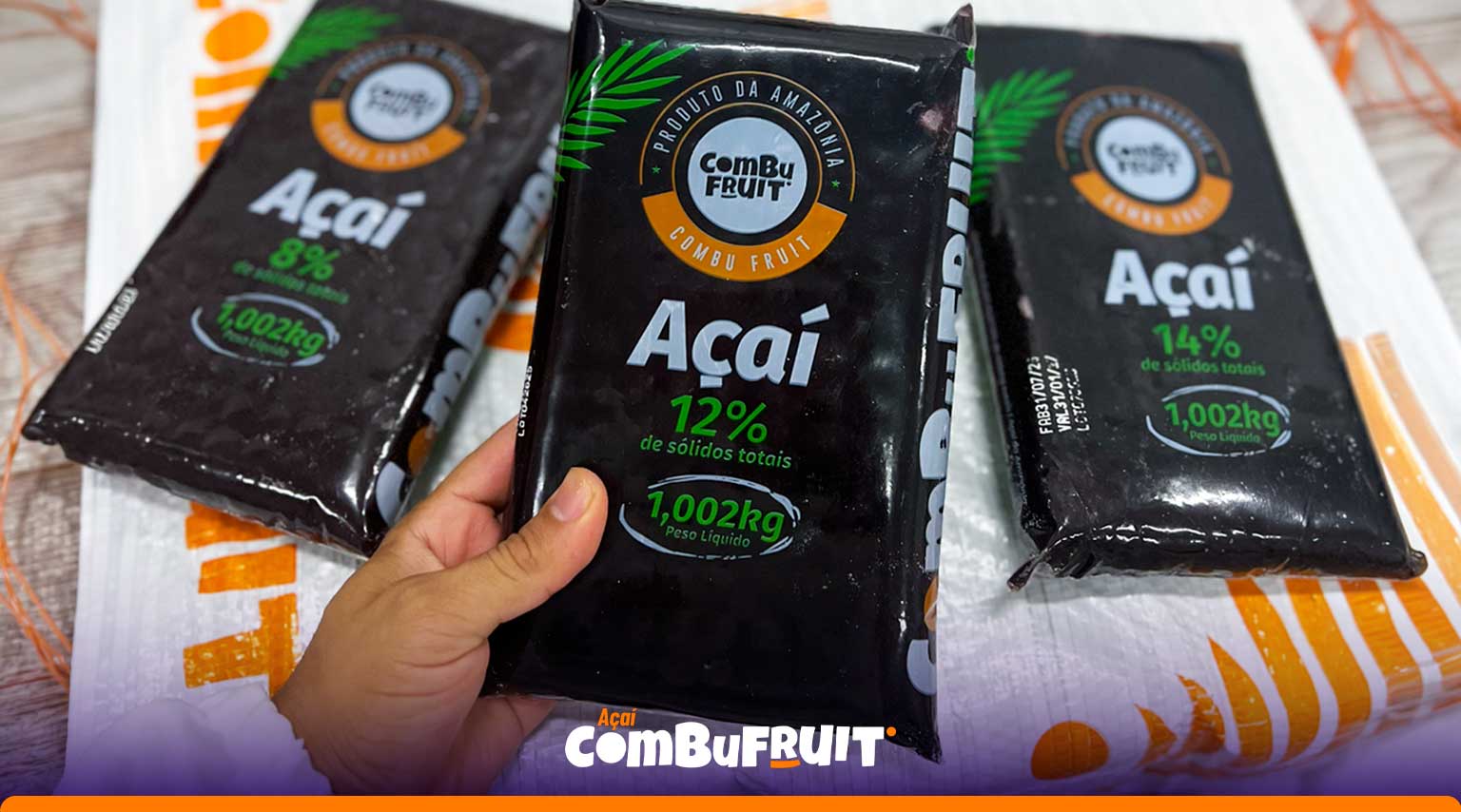 Pessoa segurando embalagem de polpa de açaí Combu Fruit