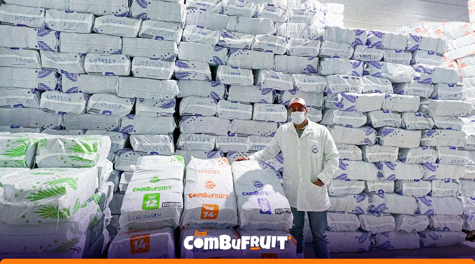 Colaborador preparando despacho de pedido de polpas de açaí Combu Fruit em meio a várias toneladas de produto