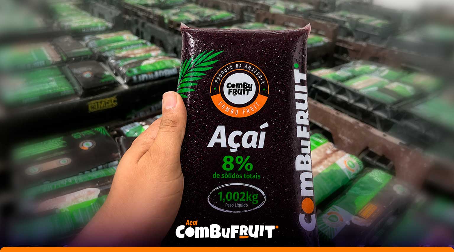 Câmara fria da Combu Fruit com sacos de polpa de açaí 12% e 14% empilhados até o teto.